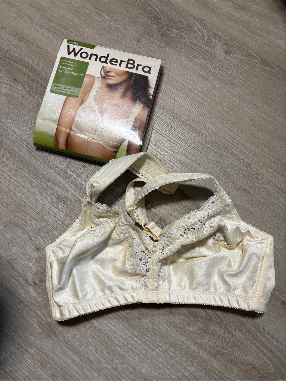WonderBra Lace Wireless Bra in Cream
